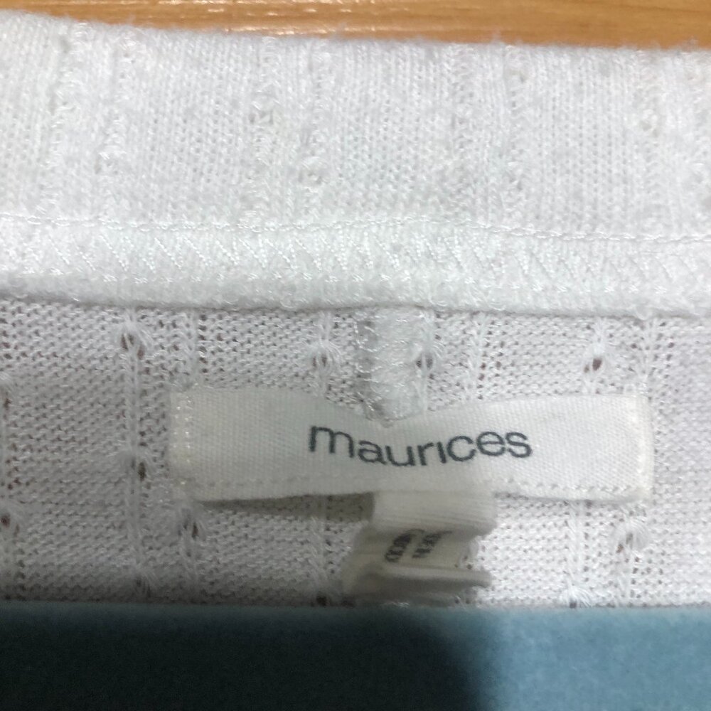 Maurices Urban Outfitters white croopped with ortoise shell buttons Size M - Picture 3 of 6